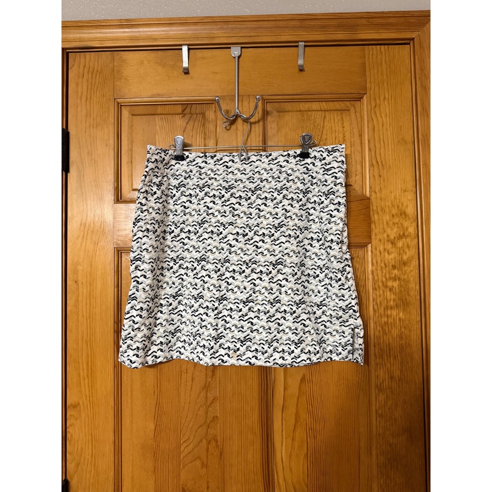 IZOD Golf Skort Womens 8 White Black Tan Chevron Geometric Performance Stretch